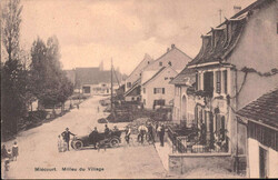1931, "Miécourt - Milieu du Village", s/w Lichtdruckkarte, belebte ...