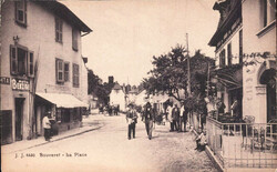 ca. 1910, "Bouveret - La Place", s/w Lichtdruckkarte, belebte Ansicht ...