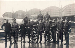 Thema Militär: Feldpöstler(?) beim Bahnhof Basel, s/w Fotokarte, ...