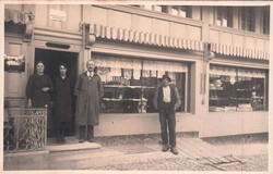ca. 1930, Bekleidungsgeschäft in La Roche, belebte s/w Fotokarte, ...