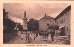 1913, "Saignelégier - Rue du collège", s/w Lichtdruckkarte, belebte ...