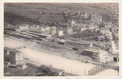 um 1930, Brig, s/w Fotoansicht vom Bahnhofgelände und Dorf inkl. dem ...