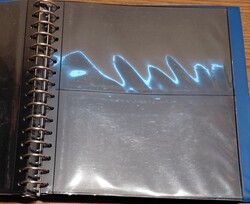 KaBe: blauer, genarbter Ringbinder mit 24 schwarzen Seiten, fast alle ...