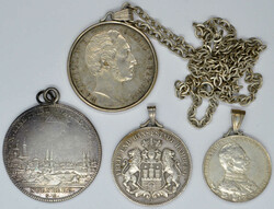 kl. Lot von 4 Münzen, 3mal mit Henkel bzw. 1mal eingefasst mit Kette ...