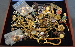 Schmuck-Nachlass, Holzschachtel mit u.a. Granatschmuck, Gold, Silber, ...