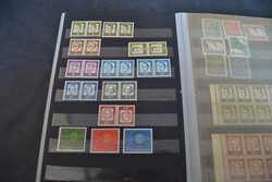 Bund, 1949/90, kl. Steckbuch mit postfrischen Werten und einigen Hbl. ...