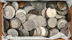 "Alle Welt", Holzkiste mit ca. 1,75 kg, dabei ca. 1 kg Silber, ...