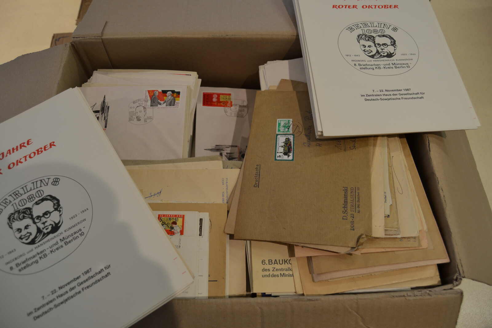 DDR, 2 Bücherkartons (ges. 43 kg) mit tausenden Belegen, dabei FDC, ...