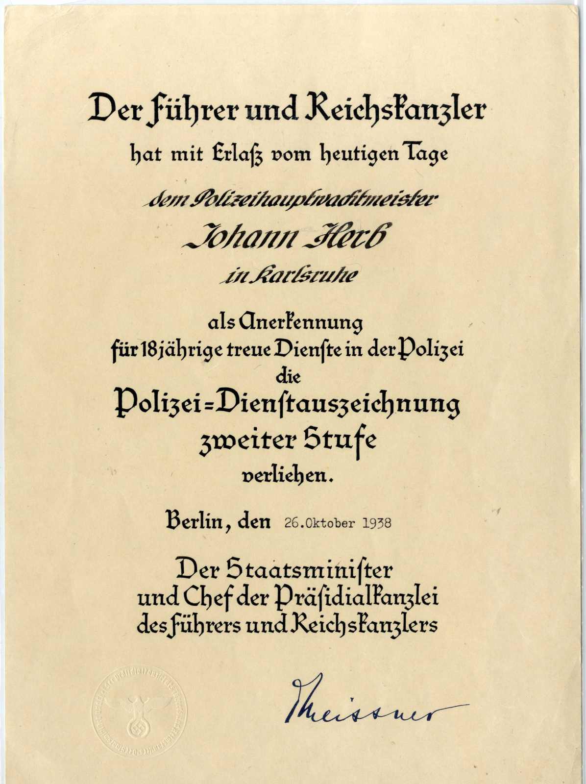 "Polizei-Dienstauszeichnung zweiter Stufe": Verleihungsurkunde mit ...