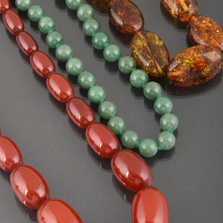 550.30: Schmuck, Ketten / Colliers / Anhänger