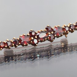 550.40: Jewelry, brooches and pins