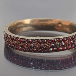 550.20: Jewelry, armrings and bracelets