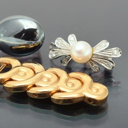 550.70: Jewelry, Lots
