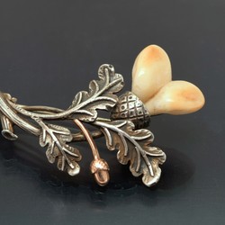 550.40: Jewelry, brooches and pins