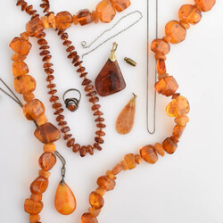 550.70: Jewelry, Lots