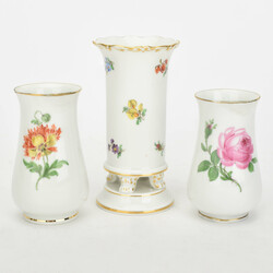 Drei kleine Vasen Blumenmalerei Meissen, Schwertermarke, I. Wahl, ...