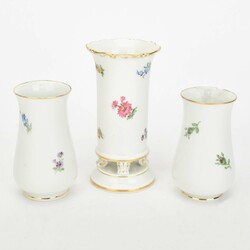 Drei kleine Vasen Blumenmalerei Meissen, Schwertermarke, I. Wahl, ...