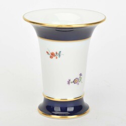 Trichtervase Rote Rose mit Vergissmeinnicht Meissen, Schwertermarke, ...