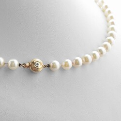 Perlenkette Gelbgold 585, weiße Zuchtperlen mit leicht silbrigem ...