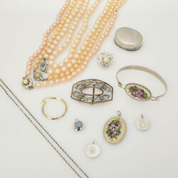 550.70: Jewelry, Lots