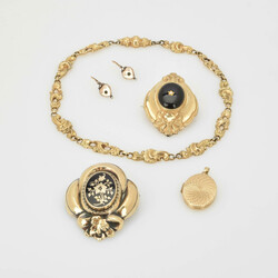 550.70: Jewelry, Lots