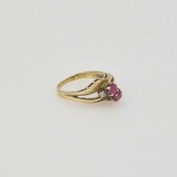 Diamant-Goldring Gelbgold 333, 2 rund facettierte Steine in Rubinrot ...