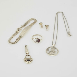 550.70: Jewelry, Lots