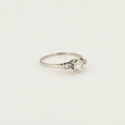 Brillantring Platin(?), zentraler Brillant (ca. 0,65 ct) ...