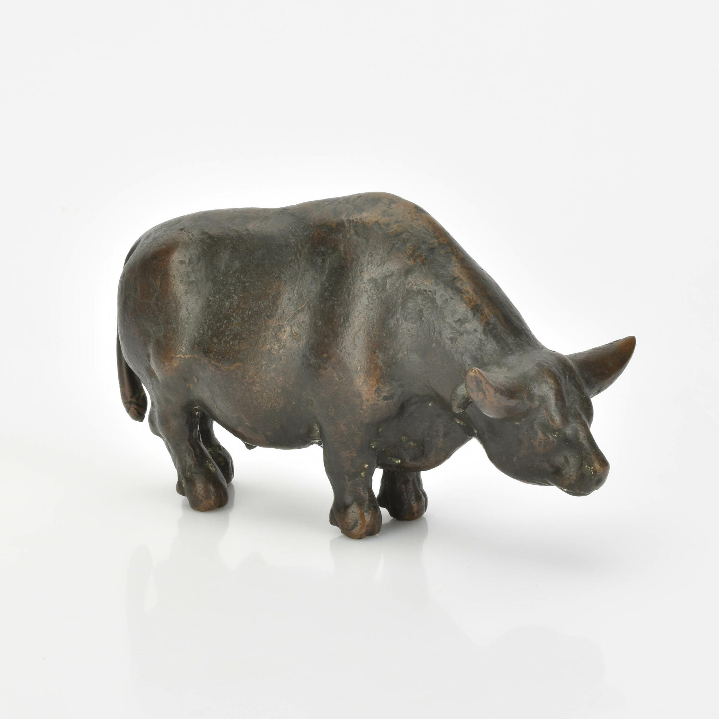 Tierplastik Stier  Bronze, dunkelbraun patiniert, freistehend ...