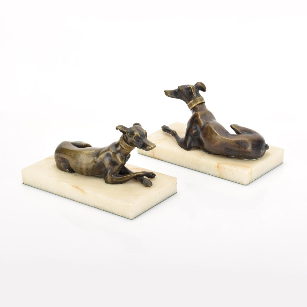 Paar Windhunde  Bronze, patiniert, in unterschiedlichen Haltungen ...