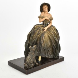 Dame mit Terrier  Keramik, auf Holzsockel montiert, junge Dame in ...