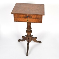 Nähtisch  Nussbaum, tlw. auf Nadelholz furniert, zweite Hälfte 19. ...