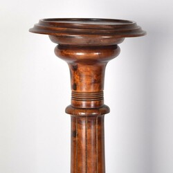 Gründerzeit-Blumensäule  Nussbaum, auf quadratischer Plinthe reich ...