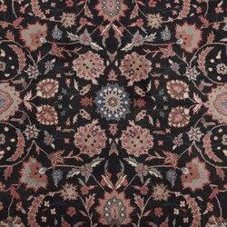 Runder Teppich  Wolle, im schwarzgrundigen Zentralfeld sowie in der ...