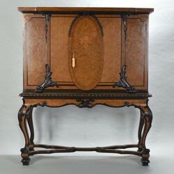 Stollenschrank  Kabinettschrank aus versch. Hölzern, u.a. ...