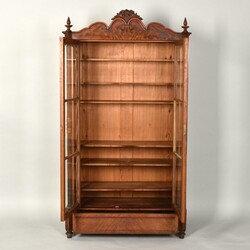 Louis Philippe-Vitrinenschrank  Nussbaum auf Nadelholz furniert, auf ...