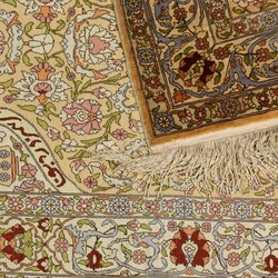 Gebetsteppich  Seide handgeknüpft, am oberen Rand und um die ...