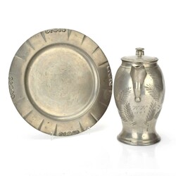 Kanne und Teller Zinn  Kanne gemarkt Carl August Grämer (Meister in ...