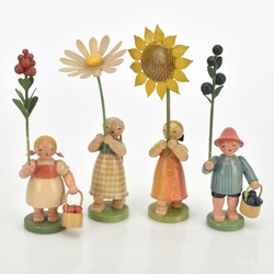 Vier Kinderfiguren mit Blumen und Zweigen Wendt & Kühn, ...