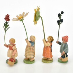 Vier Kinderfiguren mit Blumen und Zweigen Wendt & Kühn, ...