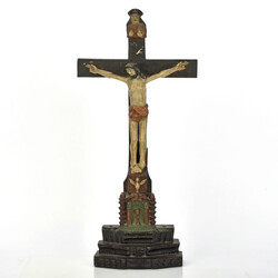 Standkruzifix Holz, geschnitzt, farbig gefasst, getreppter Sockel mit ...