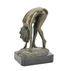 Erotischer Akt Bronze, braun patiniert, schwarzer Marmorsockel, weit ...