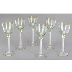 Sechs Weingläser Klarglas sowie zart grün durchgefärbtes Glas, ...