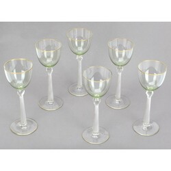 Sechs Weingläser Klarglas sowie zart grün durchgefärbtes Glas, ...