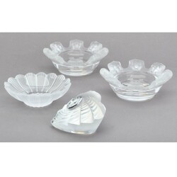 Vier Teile LALIQUE farbloses Kristallglas, bestehend aus 2 runden ...