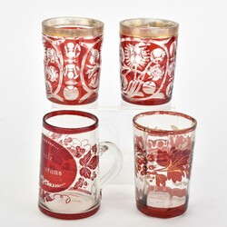 Vier Bechergläser 19. Jh.  farbloses Glas partiell rubinrot geätzt, ...