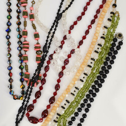 Konvolut Ketten  insg. 9 Teile, dabei 6 Ketten mit Glasperlen in ...