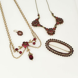 Konvolut Granatschmuck Metall vergoldet, insg. 4 Teile, bestehend aus ...