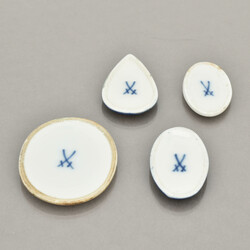 Vier Porzellanplättchen  je Manufaktur Meissen, Schwertermarke, ...