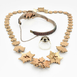 Konvolut Granatschmuck Silber 900, versilbert und vergoldet, insg. 3 ...